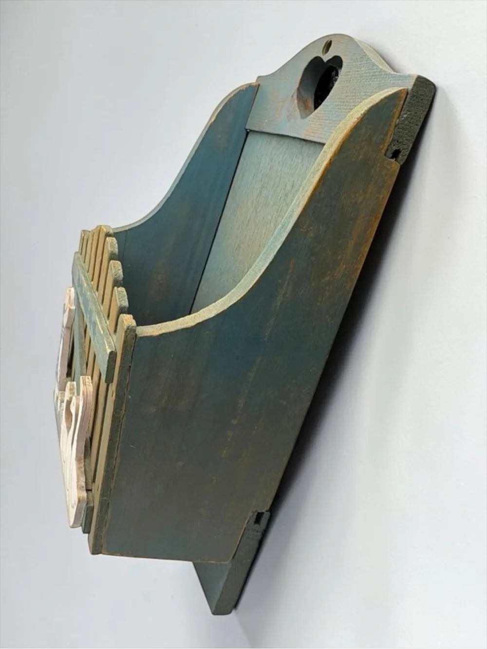 VTG Wooden Wall Mounted Key & Letter Holder w/ Sunbonnet Sue & Geese Wall Pocket